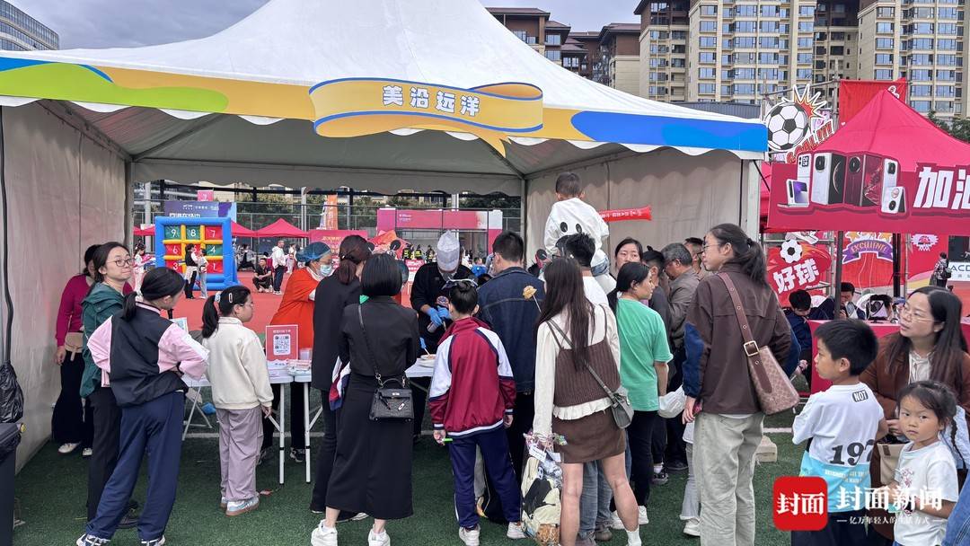 围满了好奇 围满了好奇